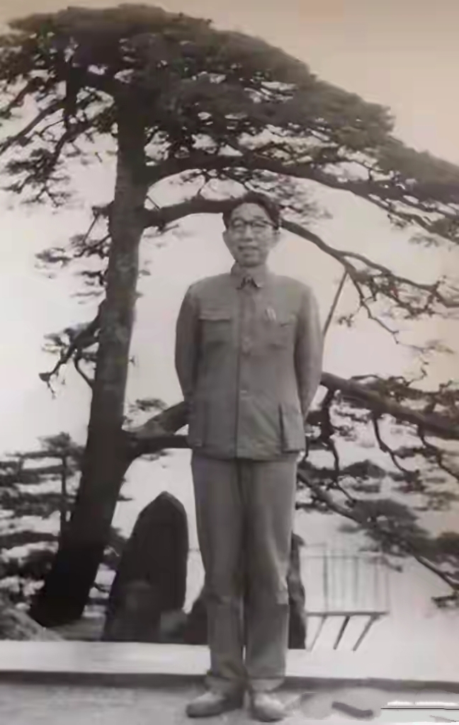 1975年，时任辽宁省委书记苏羽同志在沈阳照相馆拍下的留影，……1979年1月，