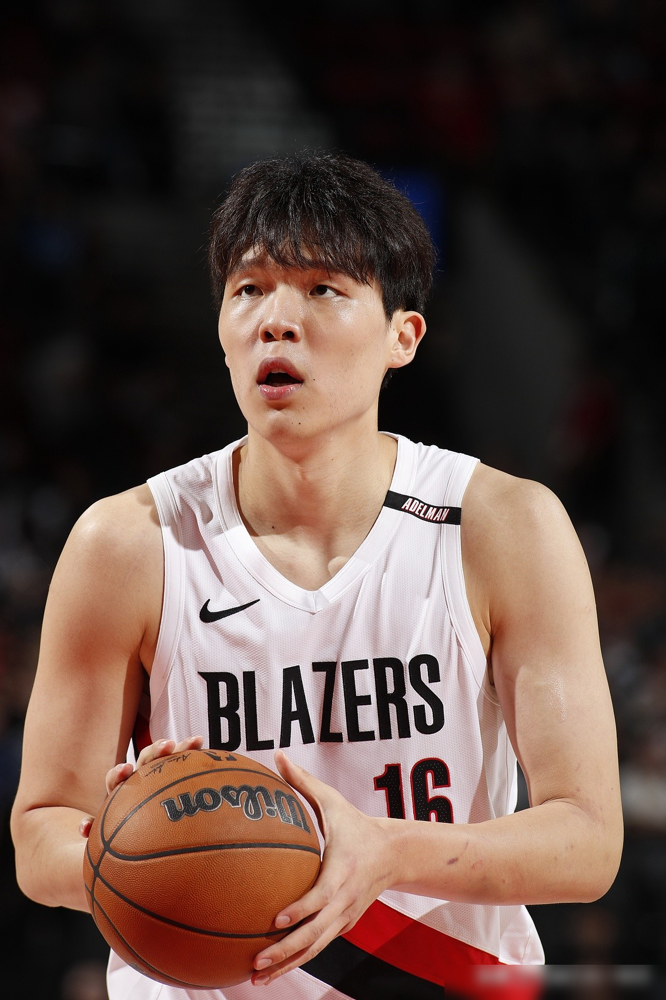 上场5分钟，得分篮板助攻全挂零，正负值-9。
杨瀚森季前赛首秀被勇士点名打，一上场开拓者就输分。防守端跟不上挡拆，进攻端拿球就被掏。节奏对不上，位置站不住，整个人像被按了0.5倍速。
可下半场垃圾时间再上来，他反而不慌了。内线连续凿进，4投3中，6分7篮板，还抢了3个前场板。正负值也从-9拉回到