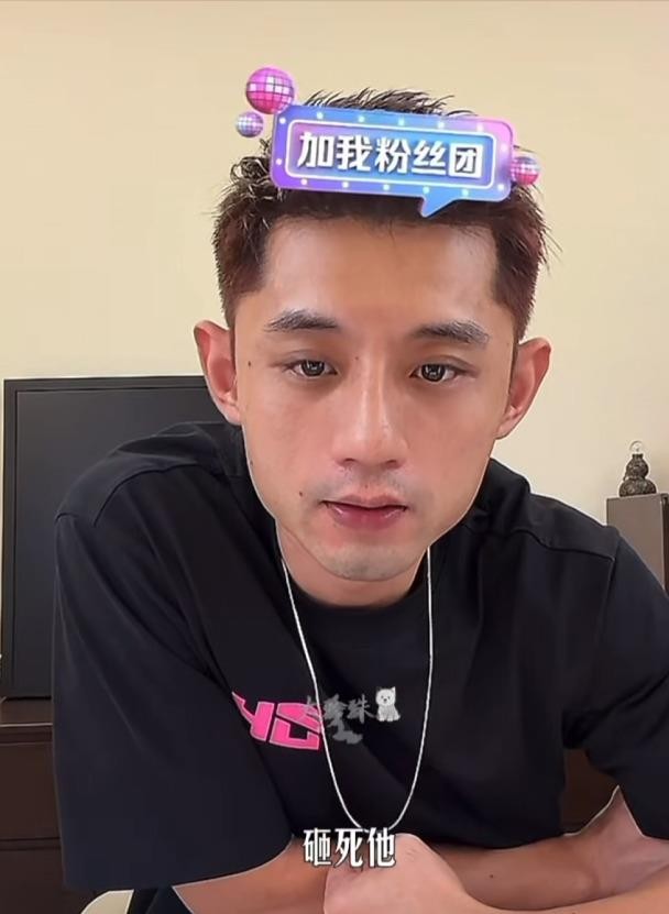 一块五块钱的球拍，一面面馆门口的旧墙。 四岁的林诗栋挥了一下午，没人陪，也没喊累。 七岁找教练，个头不够、反应不快，几乎被婉拒了个遍。 就是从儋州那个没有乒乓传统的地方，他一路打进国家队，成了海南第一个国乒队员。 十九岁登顶世界第一，之后是十四个月的冠军荒。 2026年9月28日，亚运会男单决赛，他