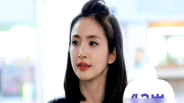 43岁的林依晨喊出那句“我带你”时，恐高恐水的邓为一把从背后环抱住她，两人顺着滑梯直接扎进水里。

这一幕发生在墨西哥的滑水台上。本来站在顶端双腿发软的邓为，硬是被这个大姐姐拽了一把。没一点长辈的架子，主打一个绝不扫兴。

到了秘鲁站，弟弟的报恩来了。邓为当导游，眼睛恨不得长在林依晨身上。递水、拿衣