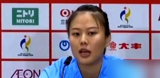 贺希宁腰伤复发，被崔永熙压哨顶掉亚运会名额。他没回俱乐部，也没发牢骚，转头自费飞名古屋，坐在女排决赛看台上给龚翔宇加油。两个97年的，一个因伤落选，一个带伤夺冠。
男篮名单压缩那72小时，他高强度热身全勤，关键三分连着进，结果医疗组一句撑不住大赛强度，夏天结束了。四个字，没卖惨。
可你看女排那边