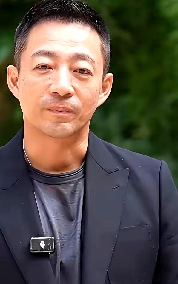 有网友向马筱梅提出质疑，说她年纪轻轻，却选择了年长还带着两个孩子的汪小菲，好奇她婚后是否幸福。面对这番带着偏见的提问，马筱梅在直播中从容回怼。

她先顺势回应外貌争议，直言丈夫虽然年纪偏大，但气质出众，远比对方口中的人好看。随后表明，外在长相并不是婚姻的核心，两个人能否同频合拍才最为关键。她懂得体谅