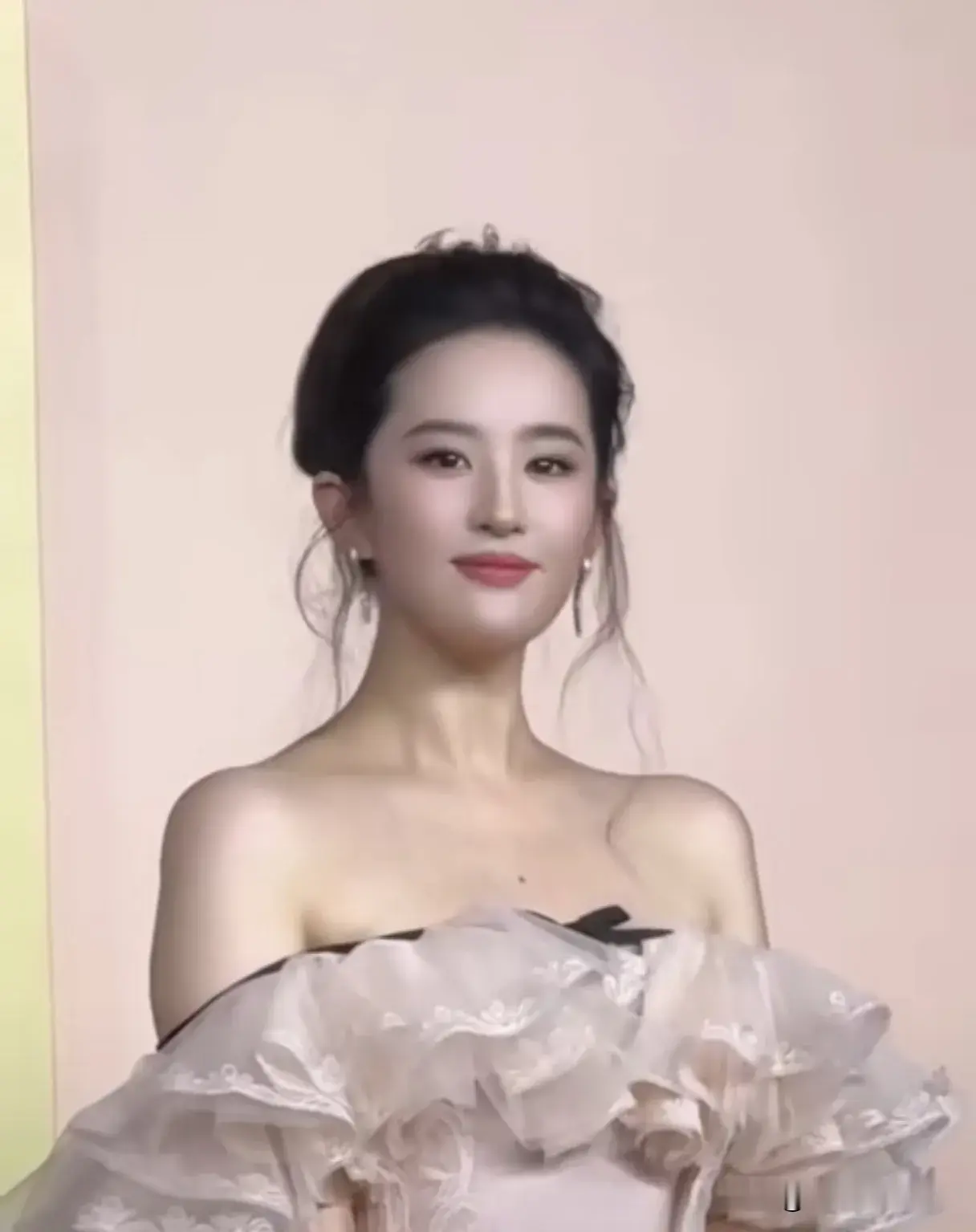 网红“刘亦菲”和刘亦菲本尊相比，虽然已经是普通人里的大美女了，但三庭五眼的比例没有刘亦菲好，显得有点局促。顶美就是要比例和谐，否则失之毫厘差之千里。