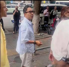 怎么汪涵才51岁，看着就已经像个老大爷了～