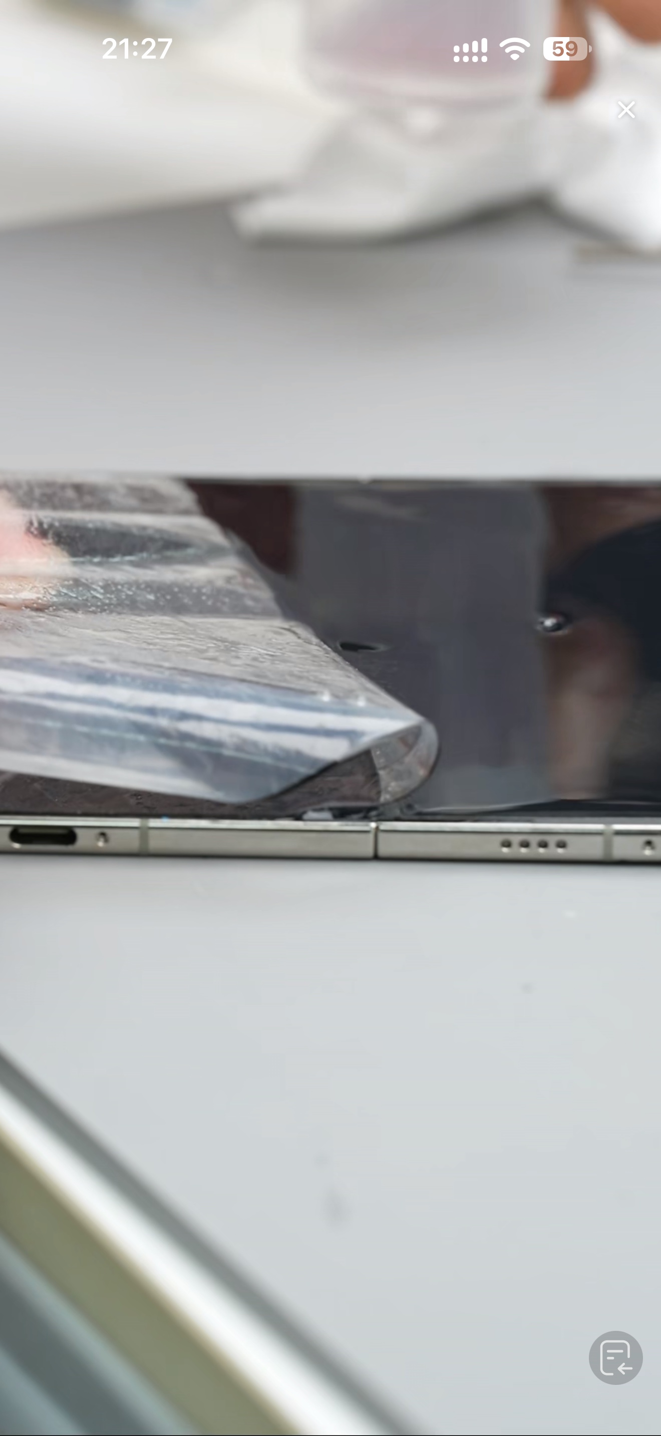 iPhone Duo内屏的纳米纹理膜看起来倒是值400的维修费，是可以撕掉的，只不过胶水很关键。
也就是说，如果有胶水，并且有经验的师傅，能把胶水除干净，是可以改贴成高清膜的。iphoneduo上手评测