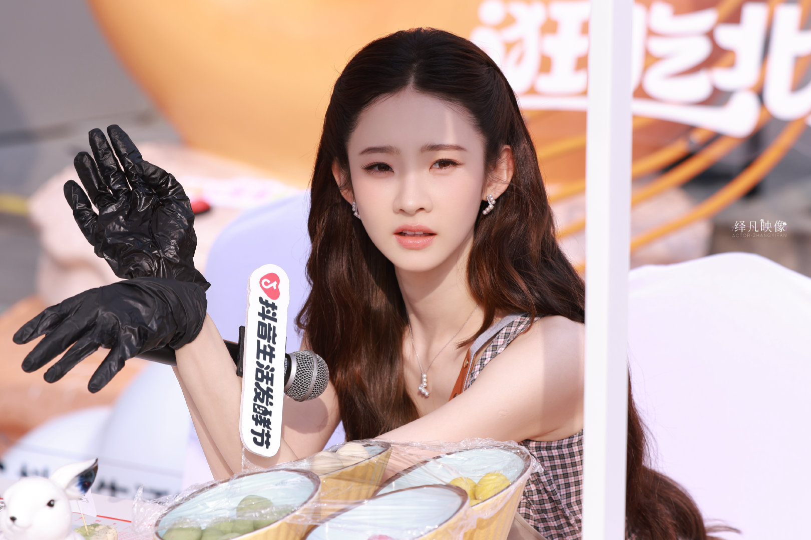 #张艺凡[超话]#  [送花花]#青年演员张艺凡# 
26.9.25丨📹丨抖音发酵美食节
中秋快乐[送花花]
​