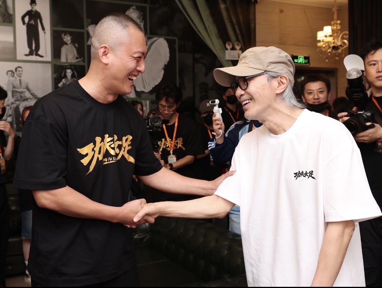 当年，贾玲自拍的聚餐大合照，好温馨的时光啊
那年，贾玲刚转型当导演，首部电影《你好，李焕英》，票房就获得了54.13亿。
电影票房跻身于中国影史前三，让贾玲成为了票房最高女导演。
也让好闺蜜张小斐拿下第34届金鸡奖影后的头衔，成为影坛的实力派女演员。
图一是2022年，刘宏禄晒的合影，过完年开 ​