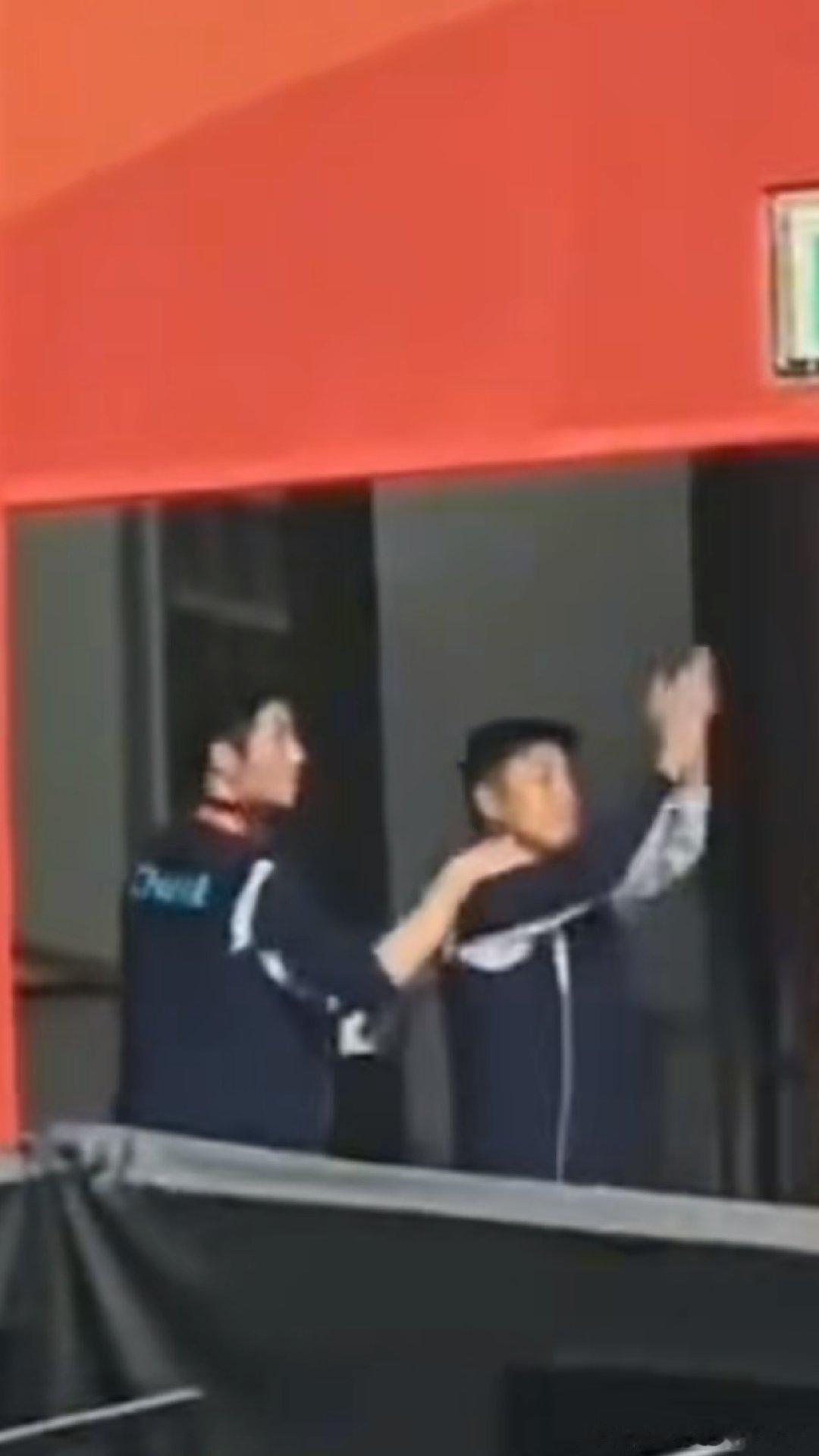 王励勤和王皓把男乒搞的乌烟瘴气， 亚运会弃团保单 ，置国家和集体荣誉于不顾，难道他不需要担责吗？保不齐背后有利益交割啊！#中国乒乓球梦之队[超话]# ​