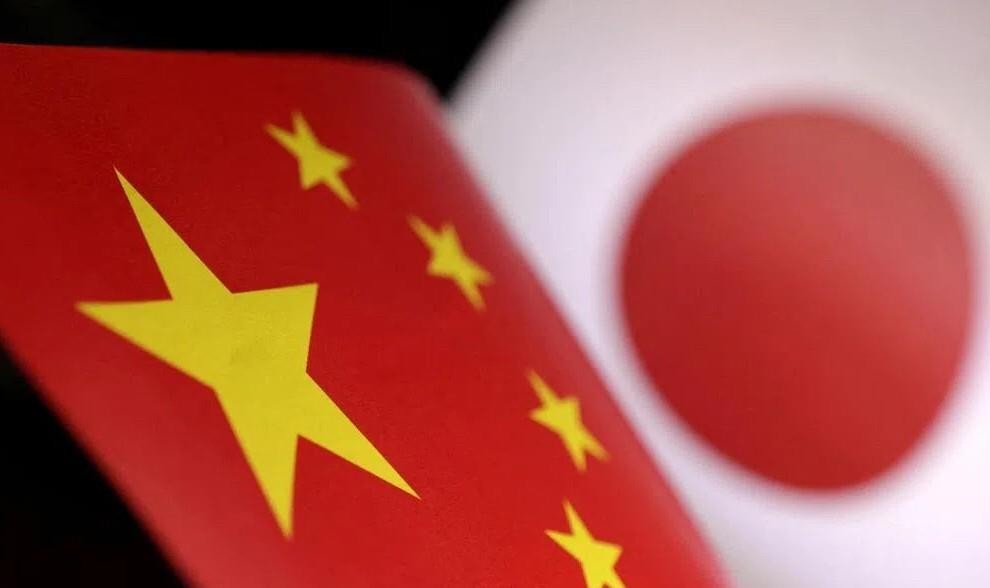 日本前外长岩屋毅带着五十多人的代表团急匆匆飞到北京了。这次他换了个身份，以日本国际贸易促进协会会长的名义来的，说是要在中日关系最冷的时候找条出路。高市早苗那番涉台错误言论闯的祸不小，中国游客退单、日本免税店销售额往下掉、汽车和半导体设备出口也跟着遭殃，经济界是真急了才把人派过来。可问题在于，岩屋毅再