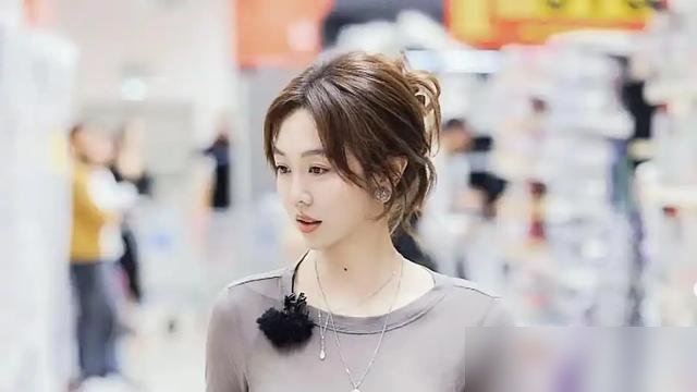 她穿着短裤进门，准婆婆当场翻脸，这段感情就黄了。
姜妍跟朱雨辰谈了好几年，有回上他家吃饭，穿了条短裤。朱妈妈觉得太露，直接否了这桩婚事。朱雨辰在旁边，一声没吭。
就这么个理由，两人分了。
后来姜妍上节目提这事，语气特平静，像在说别人的故事。她不吵不闹，扭头去搞事业。《南来北往》火了，白玉兰最佳