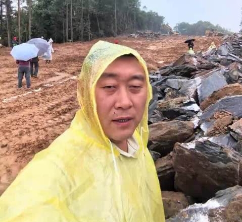 山洪冲毁村庄支书带头重建，山洪过后女儿重度抑郁伤痕累累，村支书辞职回家陪抑郁女儿

王滔的辞职信，像一块被山洪裹挟的石头，砸进了舆论场。有人看见了“父爱如山”，有人感叹“基层不易”，我却看见了一个更幽深的困境：当公共责任与私人情感在同一具躯体里激烈对撞，社会习惯性地赞美前者，却让后者的伤口在暗处无声