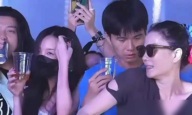 摄影师当众搂抱袭胸陈粒，当场被竖中指怒怼！
第二天摄影师发文道歉，陈粒回应说两人是多年朋友，当晚都喝了酒，外界过度解读，这事到此为止。
没想到网友扒出，这摄影师当晚对欧阳娜娜、李嫣等好几个女生，都做过类似越界动作，根本不是偶发的酒后失态。
外界吵翻了，有人说尊重陈粒选择别纠缠，有人说不能拿熟人