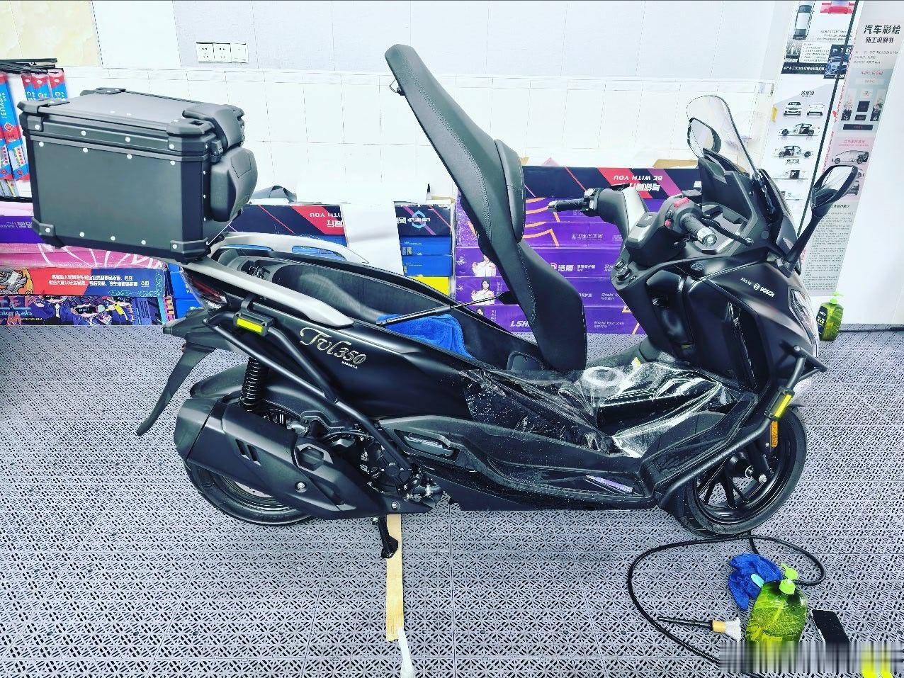 豪爵TVL350到店施工✅
大踏板休旅神车，安排隐形车衣
隔绝石子飞溅、细微划痕
爱护爱车，从一层保护膜开始🏍️
常州艺诚汽车贴膜，摩托/山地自行车/汽车膜都专业 ​