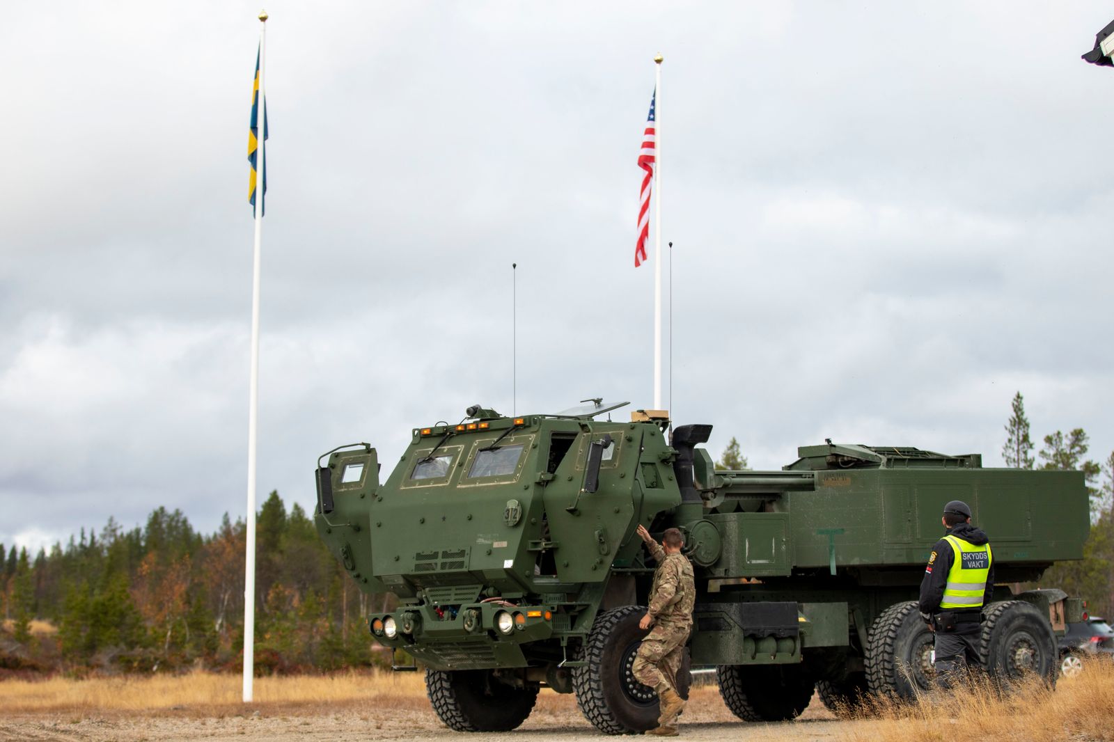 12 个发射箱。这是 HIMARS Flex 的装弹量，是现役 M142 海马斯的两倍。

10 月 12 日，洛马又在推这套升级方案，重点两条：火力翻倍，以及把火箭炮变成能干防空反导的发射平台。

做法是双吊舱。现役海马斯一车带一个发射箱模块，Flex 改成一车两个：可以两个都装进攻性火箭弹，也可