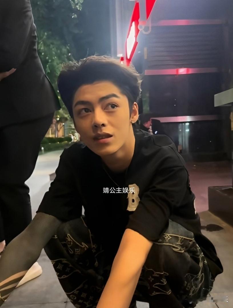 韦雪的新男友，号称淮海陈冠希，剑眉星目高鼻梁，长得确实挺帅，侧脸看起来真得很像年轻时的陈冠希，很有明星范儿，韦雪的眼光真好！两人看起来挺般配！ ​