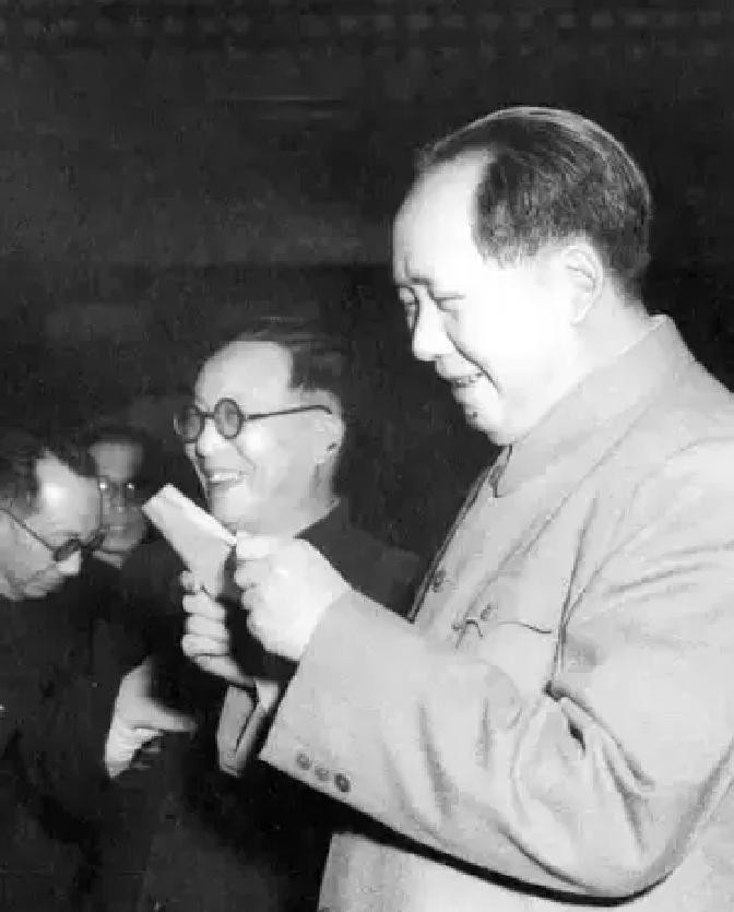 毛主席逝世后，老美是如何报道的？美国总统福特发表声明说：“毛主席是中国现代史上的巨人，他是一位行动深刻影响了国家发展进程的领袖，他对历史的影响将超越中国的国界”。

声明稿递到福特总统办公桌上时，他正在看另一份简报。那上面是中央情报局最新评估：中国即将进入一个权力过渡期，未来动向存在变数。他放下简报