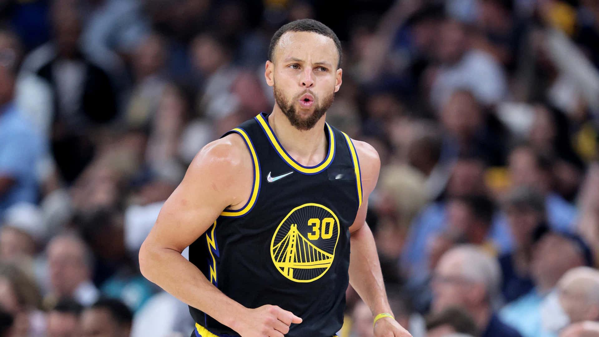 #库里31分4篮板6助攻#
NBA杯小组赛，勇士主场对阵湖人，球队上演25分超级大逆转拿下胜利。库里出战31分钟，23投11中，三分14中8，高效砍下31分4篮板6助攻，还有1抢断1封盖，正负值+19。
开局勇士一度大比分落后，库里持续输出，用精准三分带动球队追分，带领队伍稳住节奏完成翻盘，收下三连胜。 ​