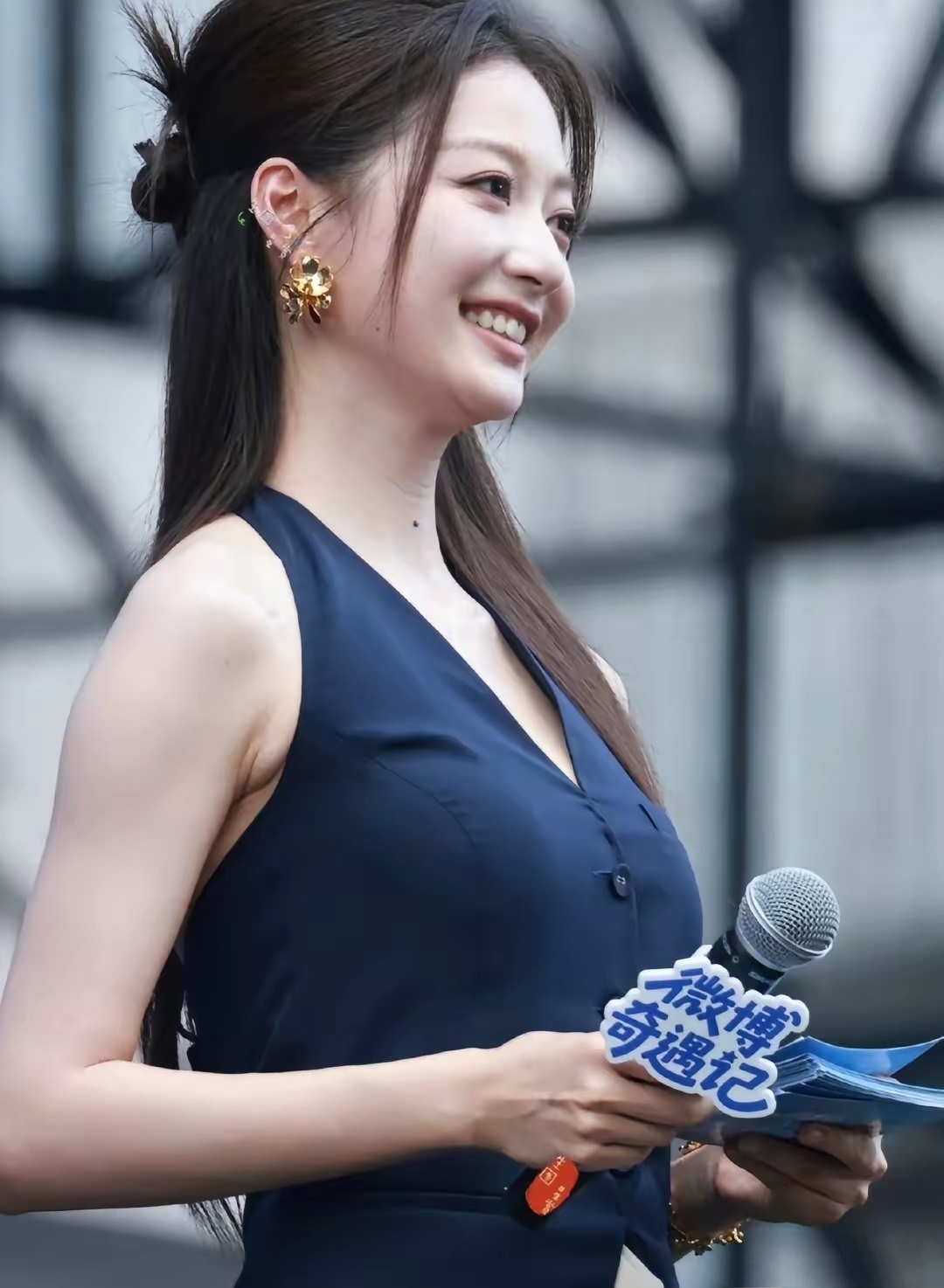 要我说，冯琳这姑娘才是真正的闷声干大事，人生赢家非她莫属！

这不，最近的上海大师赛看台上，有人直接拍到了她和男友朱光晔。俩人并排坐着，冯琳时不时就小鸟依人地往男友肩上靠，那副甜蜜劲儿，隔着屏幕都让人酸了。其实前阵子俩人在澳洲就被偶遇过，这回大大方方同框，算是彻底把恋情坐实了。

再瞅瞅这男友的背景