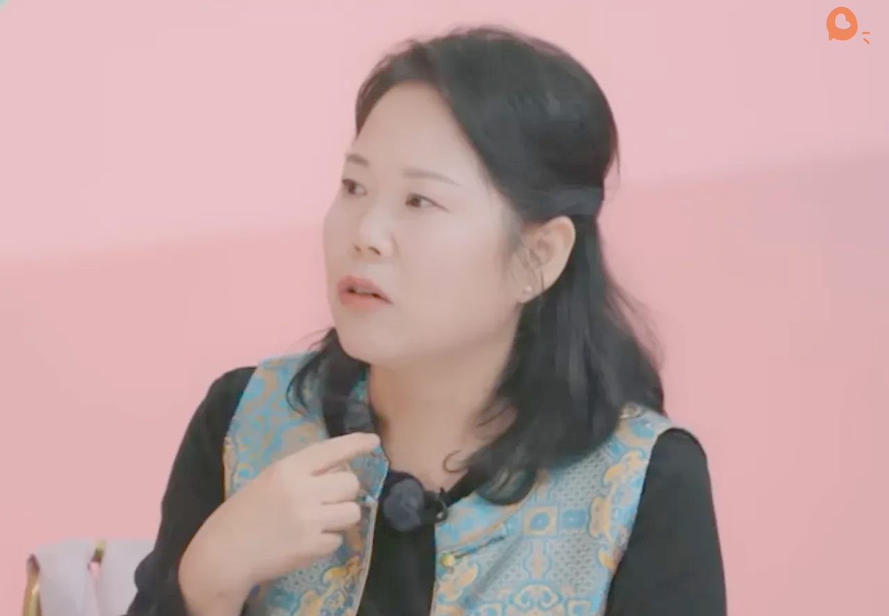 终于看懂张家齐母女这段对话为什么会刷屏！
 
张家齐妈妈录完节目回家连着发烧两天！她给女儿发消息倾诉难受，盼着能收获一点暖心安慰！可张家齐的回复特别干脆，就当全身细胞换一遍！还直白说，跟我说这些很难得到安慰，我抗压能力太强了！
 
妈妈当场委屈表示，我就是想在你这里得到安慰！张家齐也只是随口答应以后