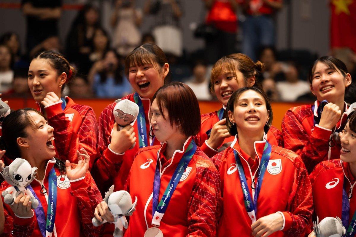 日本女排在输给了中国女排之后，亚运会只拿到了银牌。赛后，主攻佐藤淑乃在社媒上表示，自己收到了很多严厉的批评，她提到有很多否定诋毁运动员的评论，甚至有些是伤害到队员的留言。

日本媒体随后也跟进了佐藤淑乃的事件，媒体报道中透露，日本很多球迷赛后在社媒上抨击球员在输掉决赛后，还那么开心地笑，大合影当中还