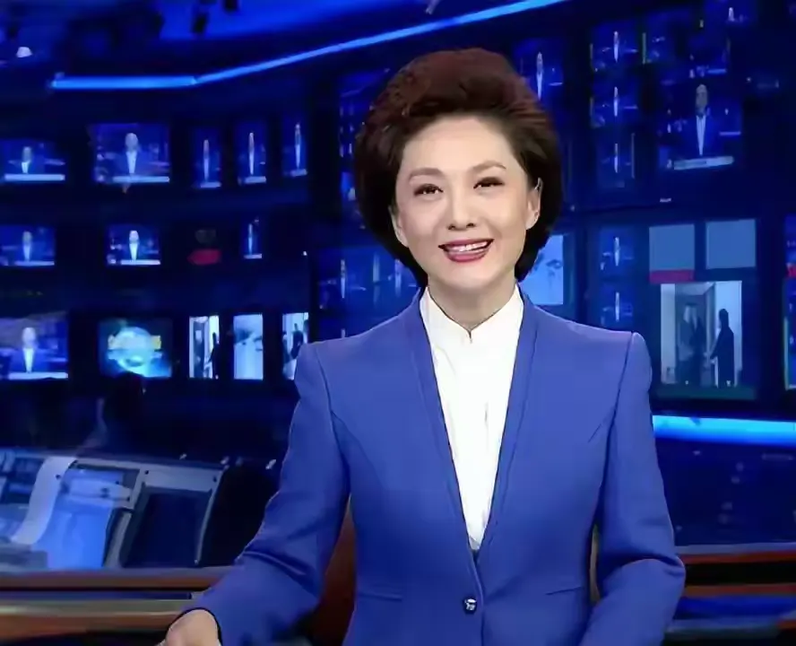 1999年，27岁的央视主播海霞去大姐敬一丹家串门吃家常饭，正巧撞上了比自己大11岁的清华抗肿瘤专家罗永章；这位从美国归来的科研硬汉在听到海霞脱口而出“我就是海霞”时，竟当场害羞得满脸通红，全靠敬一丹在中间打趣牵线、要留电话，这才让终日泡在实验室里的顶级科学家与电视机里的当家花旦搭上了缘分的桥梁。