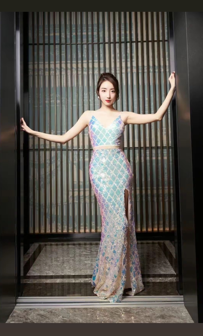 优雅蓝裙总能打造出都市女郎的时尚大片感。就像杜雨宸的淡蓝色纱裙造型，层...