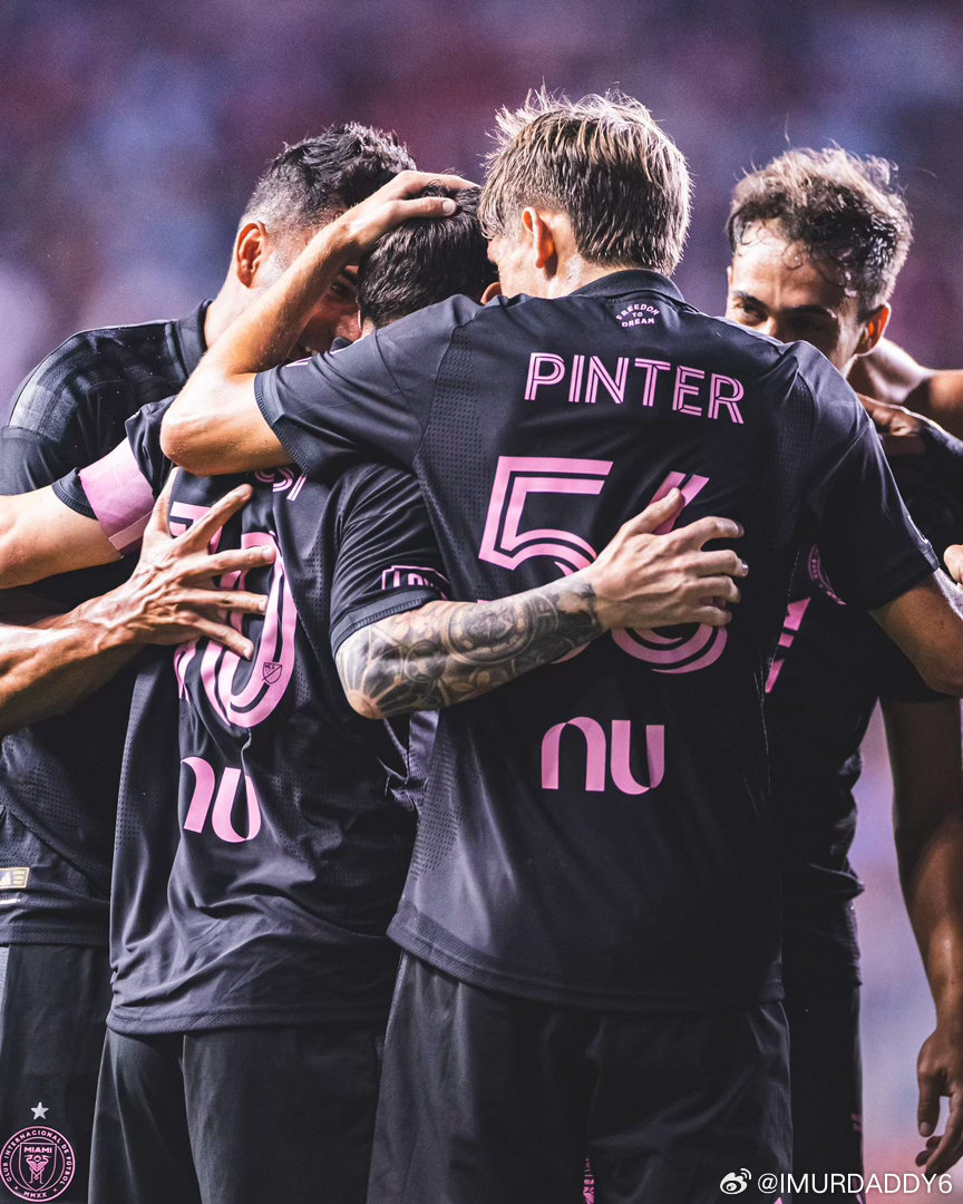 #梅西[超话]#  Messi is doing Messi’s things👌
小梅和队友们拥抱🤗
团队的核心领袖[加油]真的很有爱[抱一抱]
#人人都爱里奥梅西# ​
