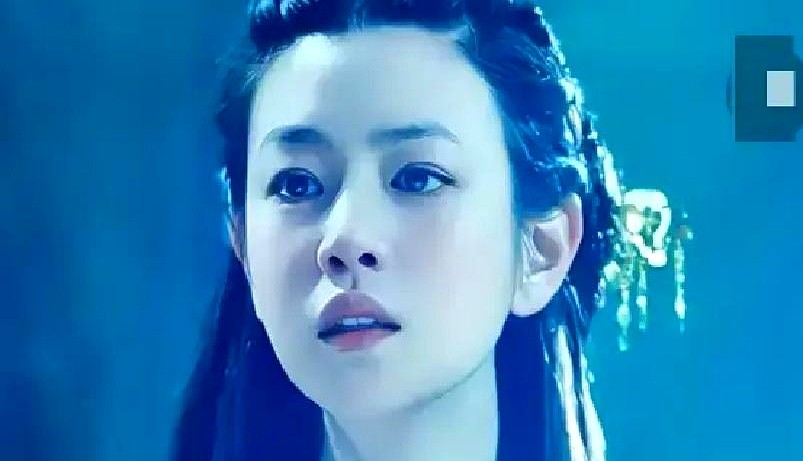 当年小龙女试妆，陈妍希是倒数第二个，一出场，全场65个人，鸦雀无声。

她穿着一身白衣走出来，导演和于正当场拍板，就是她了。所有人都说，这不就是那个刚从古墓出来，不谙世事，有点天真有点懵懂的小龙女吗？

为了这个角色，她拼命减到91斤。但谁也没想到，戏一播出，那些镜头里的打光和造型，让她成了全网吐槽