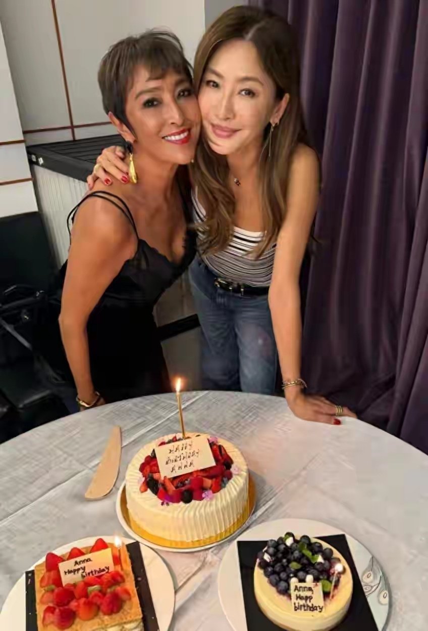 邱淑贞和老公一起参加好友生日聚会，梁家辉、叶童、杜德伟三对夫妇也来了 ​