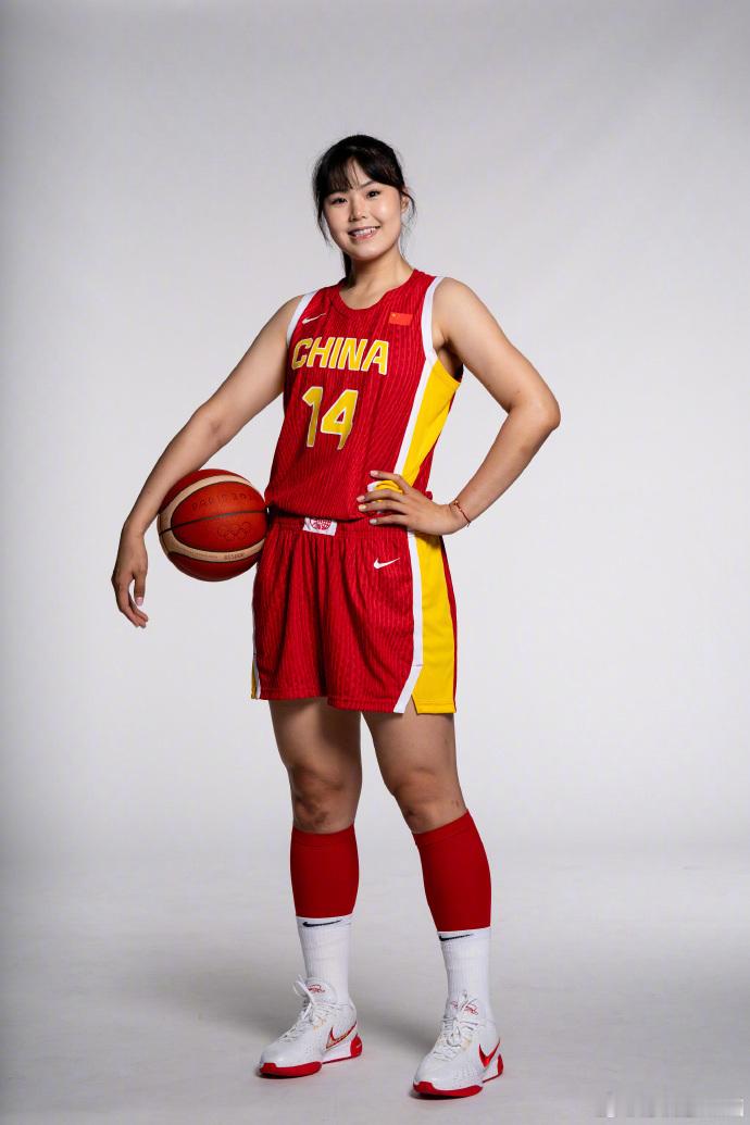 #李月汝护照遗失缺席世界杯#  世界杯中国女篮12人名单出炉，李月汝缺席的原因很意外。给出的解释是：李月汝的护照在美国邮寄过程中被意外遗失，因此李月汝无法随队出征本届女篮世界杯。

最终，中国女篮参加本届女篮世界杯的12人名单为：陈明伶、陈玉婕、韩旭、贾赛琪、李缘、罗欣棫、孙宇、唐子婷、王 ​