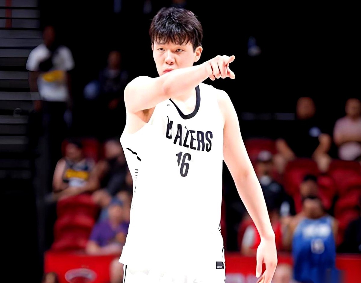 开拓者123比118击败勇士的NBA季前赛里，中国小将杨瀚森替补登场，实打实地打满了末节最后的12分钟。
他在场上一共只投了3次篮命中了2个，却拿到了+5的正负值，而且做到了全程零犯规。
开拓者自媒体“Blazers Nation”接下来要盯着看的，就是他到底能不能靠传球视野，彻底改写莫兰特、夏普、