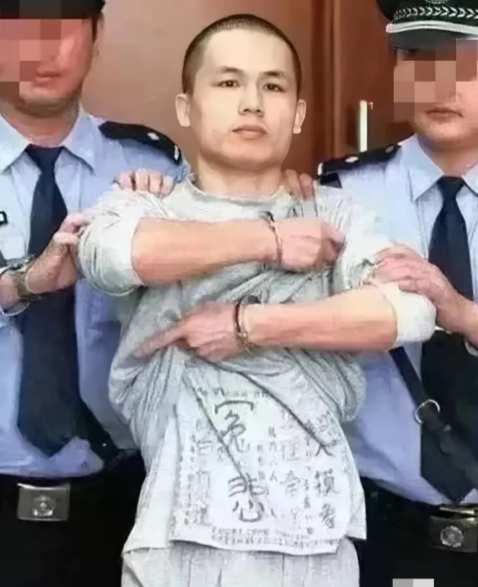 2013年，深圳市一民警李才坤被判死刑，在面对记者镜头时，他猛得掀起自己的衣服，使写有“喊冤”两字的背心出现在镜头面前。

主要信源：（人民网财经——李才坤：我为民除害才设套检察官：你为求升职乱杀人）

2013年10月29日，深圳中院一号法庭，快门声此起彼伏。

一个戴着手铐的年轻男人突然掀起上衣