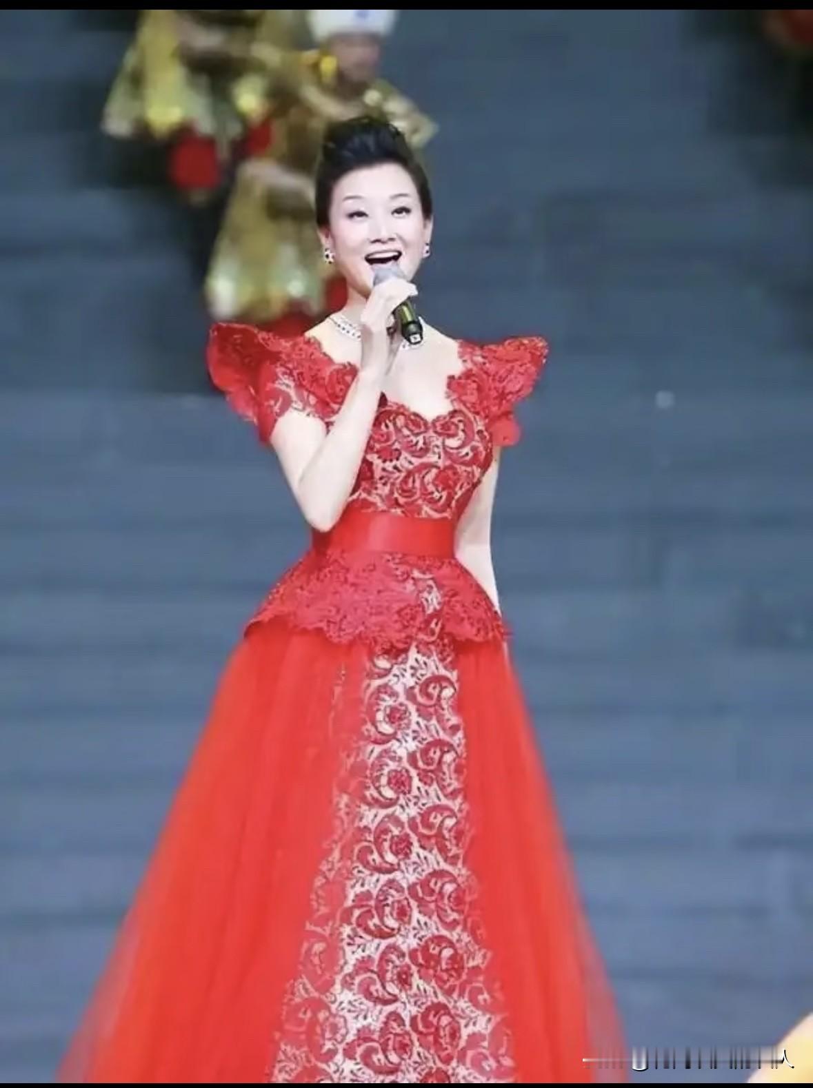 宋祖英：晚来的孩子，不是婚姻的“救命药”

网络上流传一种说法：宋祖英和丈夫罗浩丁克13年刻意不要孩子，39岁幡然醒悟生下儿子，靠孩子挽救了婚姻，说她是清醒聪明的女人。

但要厘清一点：权威公开报道里，并没有二人订立“丁克协议”的官方表述。

1992年宋祖英与罗浩结婚之后的十三年，长期两地分居，宋