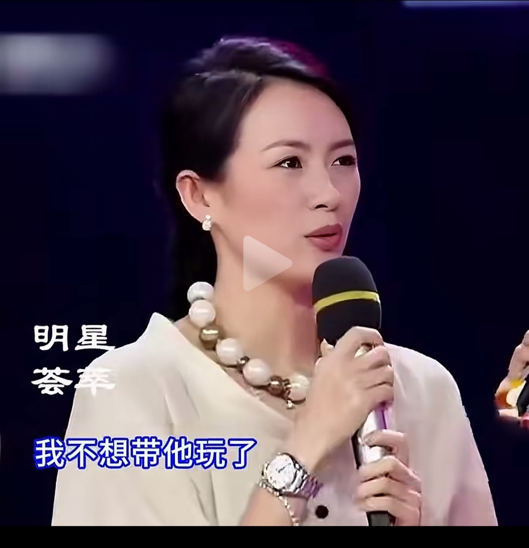 章子怡说：周涛姐，就咱俩聊吧，我不想带他（撒贝宁）玩了，太坏了。
章子怡一边说话，一边摸了一下撒贝宁的衣服。
撒贝宁说：哇，章子怡触摸过我的西服。还一脸坏笑，章子怡也没想到撒贝宁会说这样的话，害羞的转过身去了。
当年章子怡上过撒贝宁和周涛主持的节目，据说就是那次相遇，后来章子怡和撒贝宁恋爱了。
可惜
