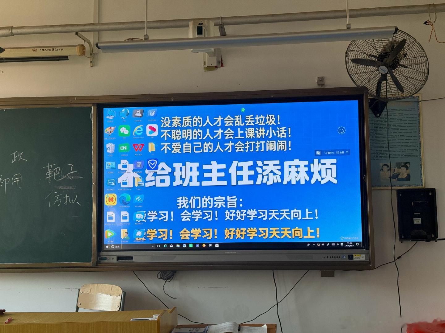 教师这个职业
是需要依靠爱和幸福感
以及很多个暖心且值得的瞬间才能坚持下去 ​