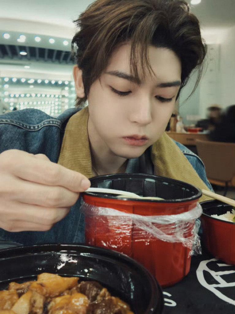 #侯明昊[超话]# 小猫吃饭 ​
