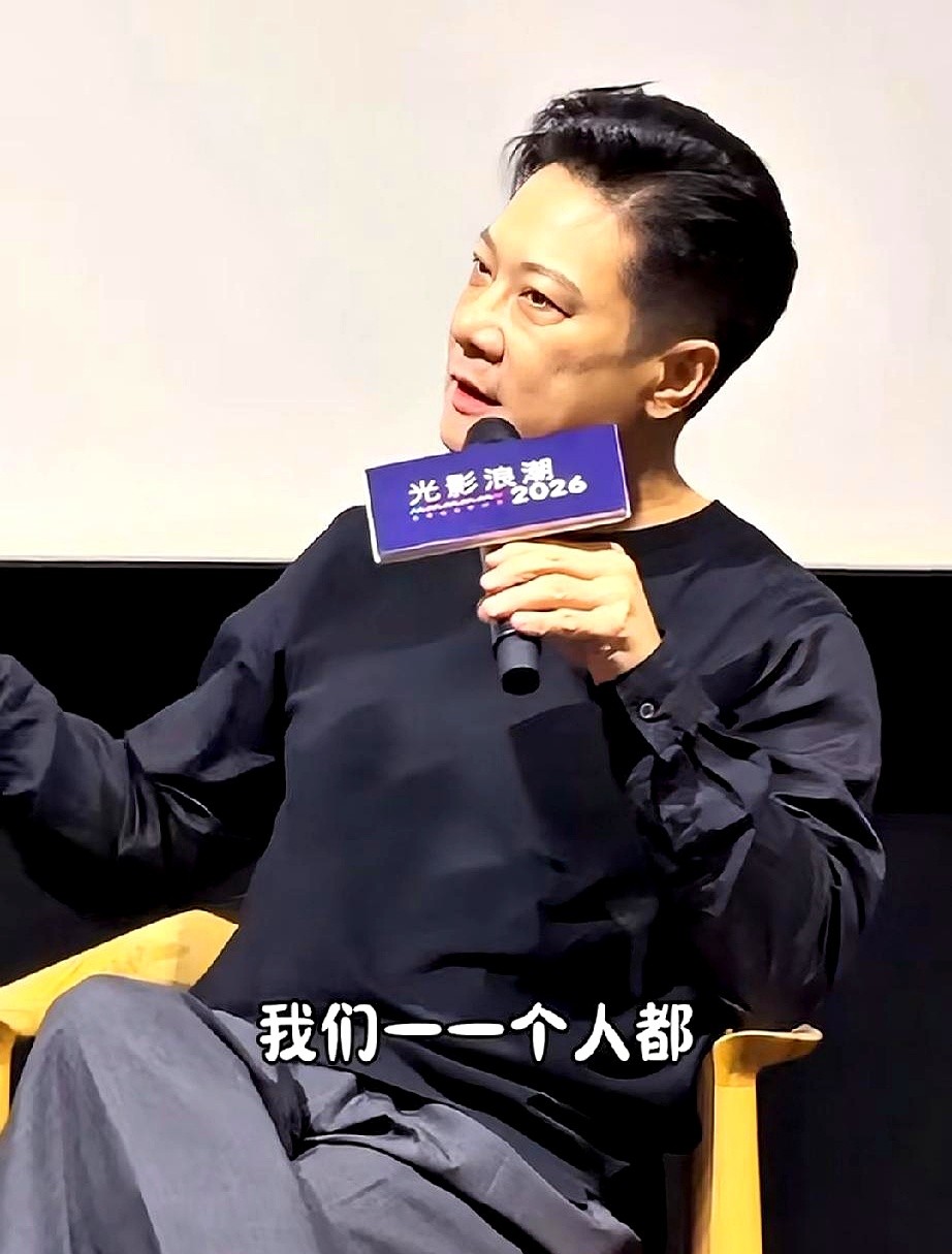 “古天乐跑去开演唱会了？”吴镇宇在节目里眉头一挑，一句话掀了老底。

钱嘉乐拉着吴镇宇闲聊，抖出个大实话。当年香港那帮演员，简直是不给同行留活路。演戏拿影帝只是标配，还得能打能翻，拿起麦克风能控场，换身衣服就能上台唱跳。

钱嘉乐转头就去挖苦吴镇宇，说他没在红馆开过嗓。吴镇宇往后一靠，撇着嘴回击，说