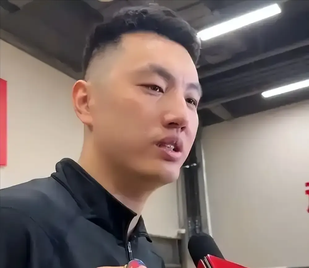 翟晓川措手不及！据北京体育媒体人透露，北京男篮老将翟晓川个人社交媒体遭到网爆，甚至有山西自媒体博主发文带头炮轰翟晓川打球脏。

事情要从北京首钢那场淘汰赛说起。北京85比77击败山西，赵睿、孙亚辉、翟晓川、张鹏珲四人得分上双，球队随后又拿下青岛，五战全胜捧起本站冠军。奖杯还没捂热，网上已经炸开了锅。
