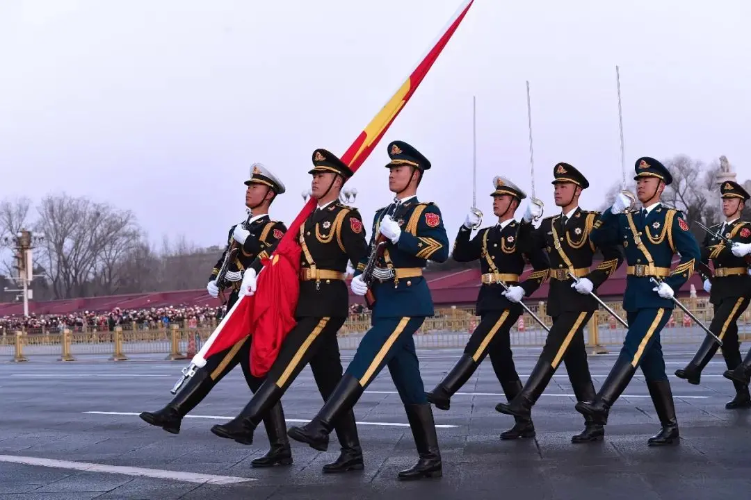 8月31日，北京武警发布了2026年9月天安门广场完整升降旗日历，同时公布了观礼相关注意事项，给计划来京看升旗的游客提供了行程参考。这事儿一出来，不少想去北京的人就开始琢磨了。

说实话，看天安门升旗，是很多人心里一个念想。尤其是那些从来没去过北京的，或者去了好几次都没赶上好时候的，这份日历简直就是