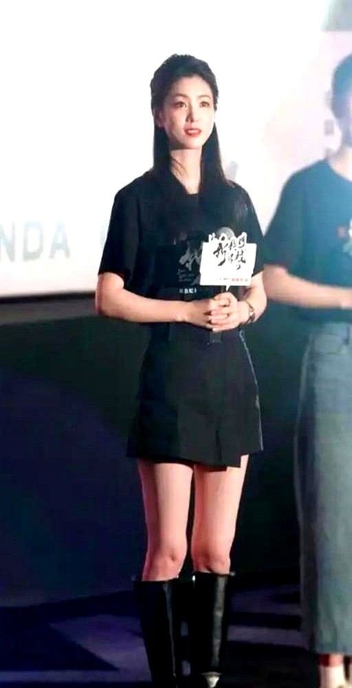 演《新龙门客栈》里的金镶玉火了之后，李云霄直接打破了内娱清一色的“白幼瘦”审美。

短裙皮靴往身上一穿，显出来的全是戏台上唱念做打、十几年死磕下来的挺拔劲儿。不少流量明星天天琢磨摆拍角度，李云霄红了之后，转头就扎进乡村礼堂和社区空地，认认真真给台下的大爷大妈唱戏，根本没去扎堆上综艺圈钱。

撑起那些