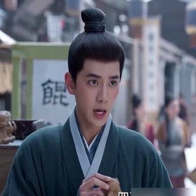 《兰香如故》里最清醒的不是主角，而是那个躲在林府角落里，

一声不吭就把主子坑进火坑的仆人九皋。

林锦岐要去锦绣坊

，九皋明明知道前面是赵家设的局，他拦吗？他不拦。他不仅不拦

，还反手就把消息递给了赵家。等捉奸闹开的时候，他带着南客转身就

撤，手里紧紧攥着那个象征不看、不听、不说、不动的四不