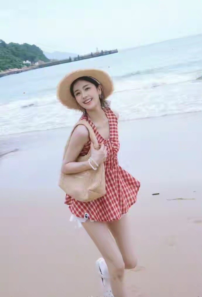 白鹿海边度假常年扎根剧组连轴拍戏的白鹿，难得放下所有工作，暂时告别古装...