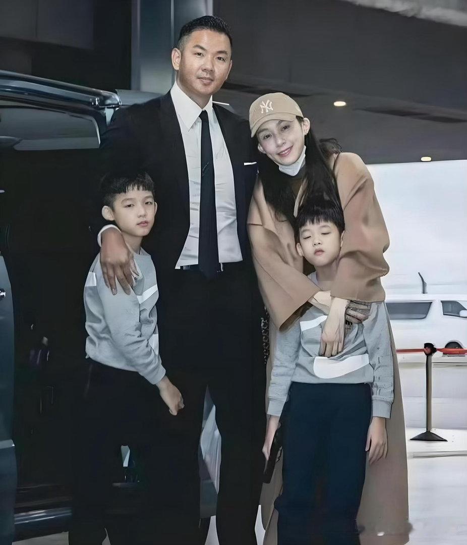 陈建州这人一直是谜一般的存在
他年轻的时候先是追小S，然后成了大S的男朋友，两人还同居了7年，从高中时代就开始的
也有说是8个月的，但大S和陈建州对此都没有澄清，也从未公开说明过
最终，陈建州娶了大S的闺蜜范玮琪，也算没有防住闺蜜吧
这么说来，陈建州几乎算是把小S周围的漂亮女人一网打尽了
不 ​