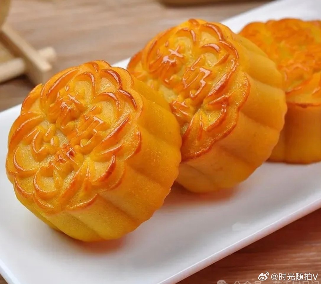 #月饼卖不动#
临近中秋，“月饼卖不动”成为热议话题🌕
 
高价礼盒遇冷、高端月饼大幅滞销，平价散装月饼反而更受欢迎。这并不是大家不再重视中秋，而是消费心态愈发理性。
曾经月饼被赋予过重的送礼属性，过度包装、虚高溢价层出不穷。如今监管持续规范，消费者不再为华丽的外包装买单，更加看重口 ​