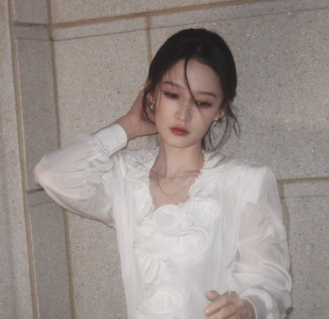 #李沁[超话]# 
0927生日快乐 
做鲜活的自己 ​