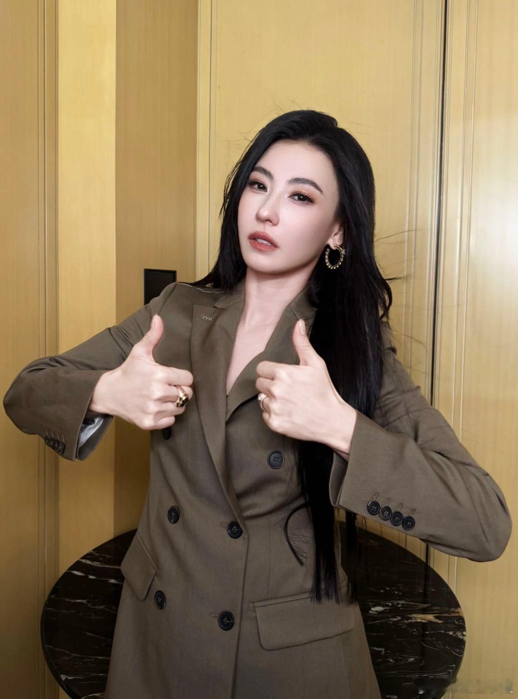 #张柏芝拍照姿势太A了#真的，张柏芝出片根本不需要什么花里胡哨的背景，她自己就是最大的亮点。#张柏芝出片像呼吸一样简单# ​