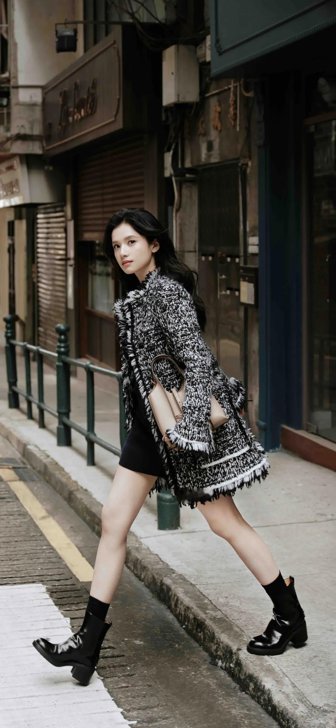 都市街头风穿搭，黑白撞色外套，帅气十足！ (张婧仪)