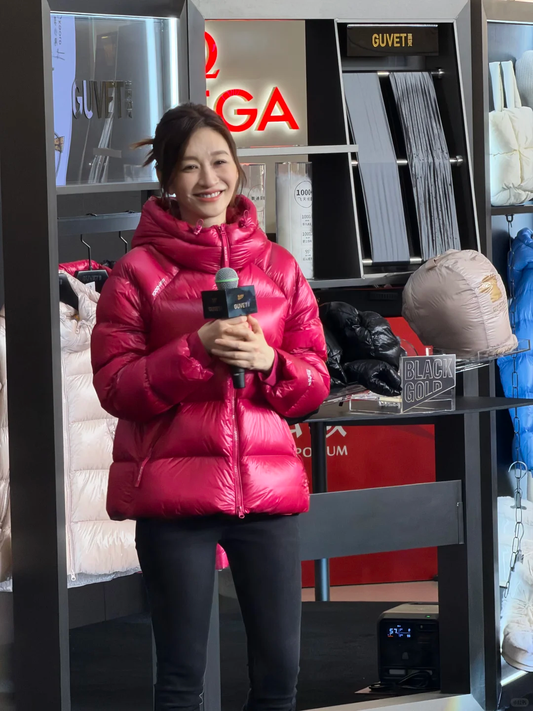说实话，李小冉确实挺可惜的。 
倒不是因为她五十岁还离婚，也不是可惜她十二年婚姻散场，
而是因为演技过硬、作品摞了一大堆的实力派演员，最出圈的话题，却永远是她的感情八卦。

好多人提到李小冉，张嘴先聊 “徐佳宁守了十六年”“五个亿求婚”，再不就是早年的情史旧事。仿佛她这个演员，最值得讨论的从来不是角