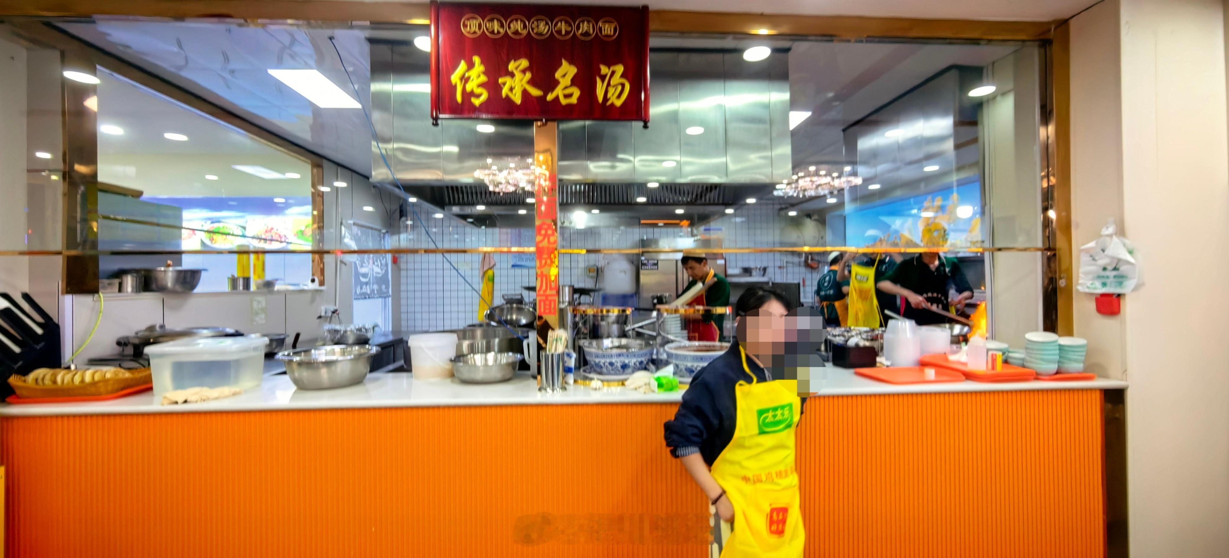 宁夏固原市西吉县的牛肉面馆挺多，味道也真心不错。好久没去西吉县，这次来西吉，发现牛肉面馆特别多。就连兰州老字号德元牛肉面，也在西吉县开店。随便找了一家去吃，汤浓面香。味道还真是不错。毕竟，西吉县是盛产牛黄牛的地方，如果不用牛肉汤，估计没人去吃。银川史记宁夏西吉不可辜负的美食牛肉面兰州牛肉面 固原·西吉