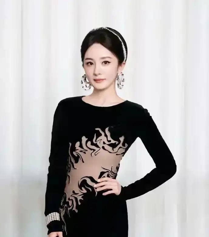 很多人到现在都想不明白，杨幂为什么每次传出恋爱或者绯闻，对方在圈里的口碑都挑不出大毛病？
当年拍仙剑那会儿，戏里戏外和胡歌搭在一起，满屏的少年气，成了多少人心里翻不过去的白月光。
后来在自己势头正猛的时候，一转头嫁给了刘恺威。那几年结结实实地过日子、生孩子，就算最后各奔东西，也是干脆利落地办完手
